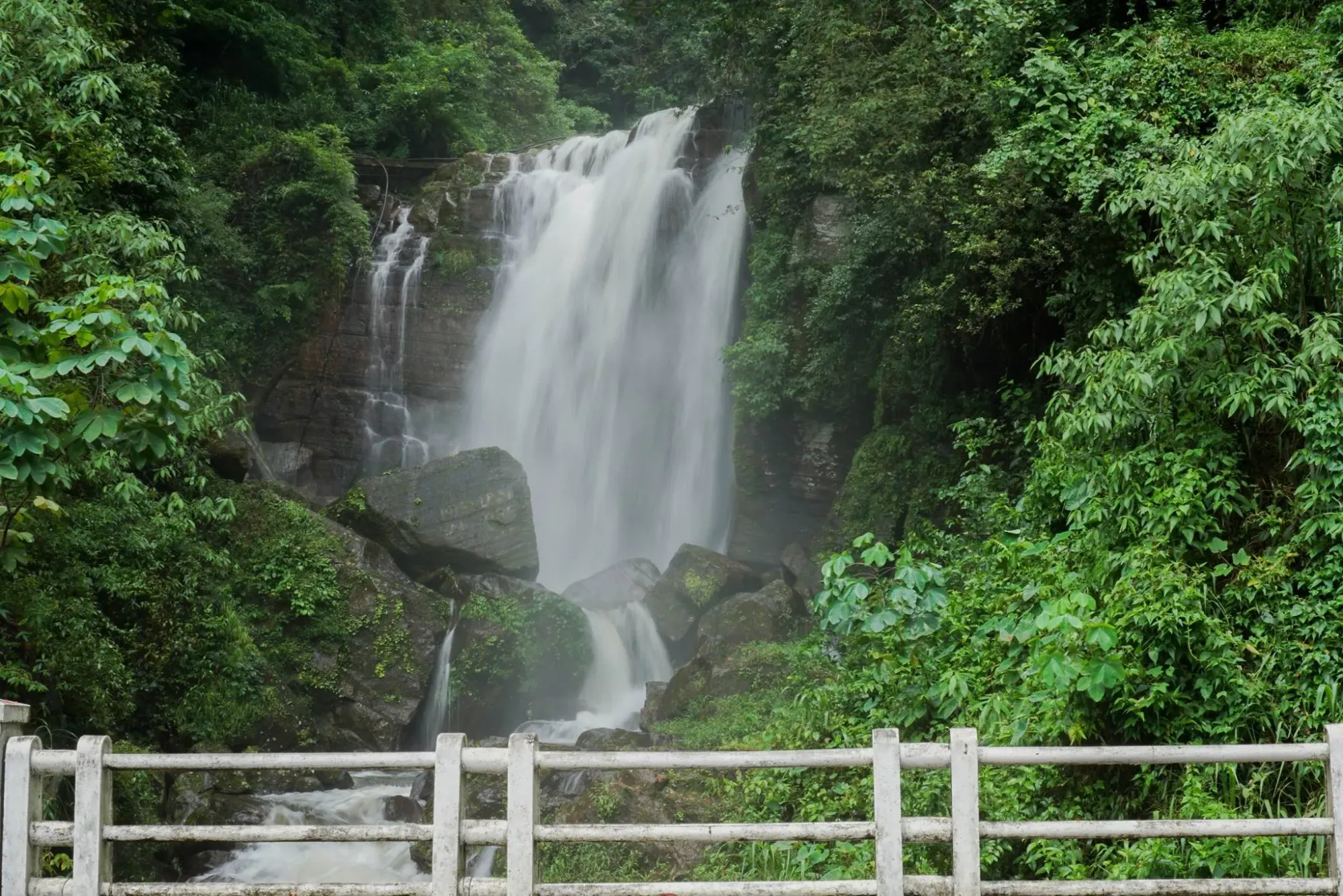 Devatura Falls :A roadside giant often ignored by those rushing toward the Ramboda Tunnel.