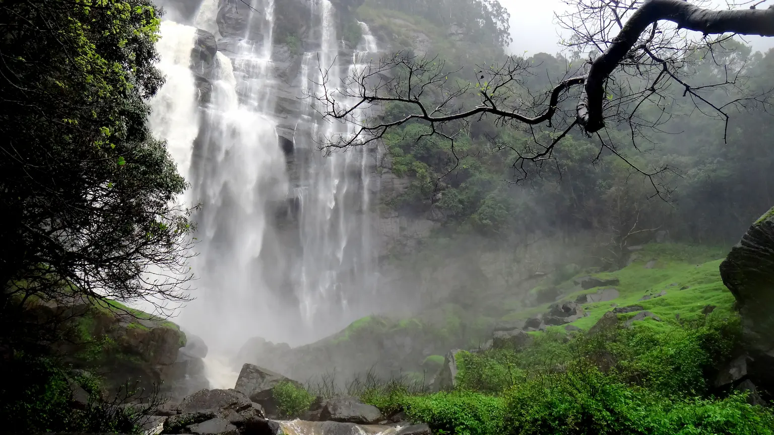 Bomuru Ella: Nature’s massive misty shower.