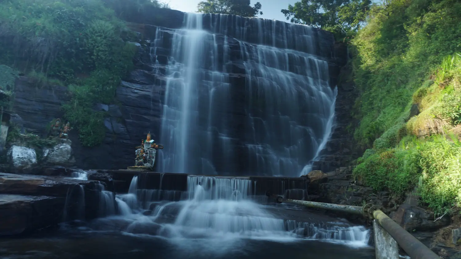 Dunsinan Falls: The tiered king of Pundaluoya.