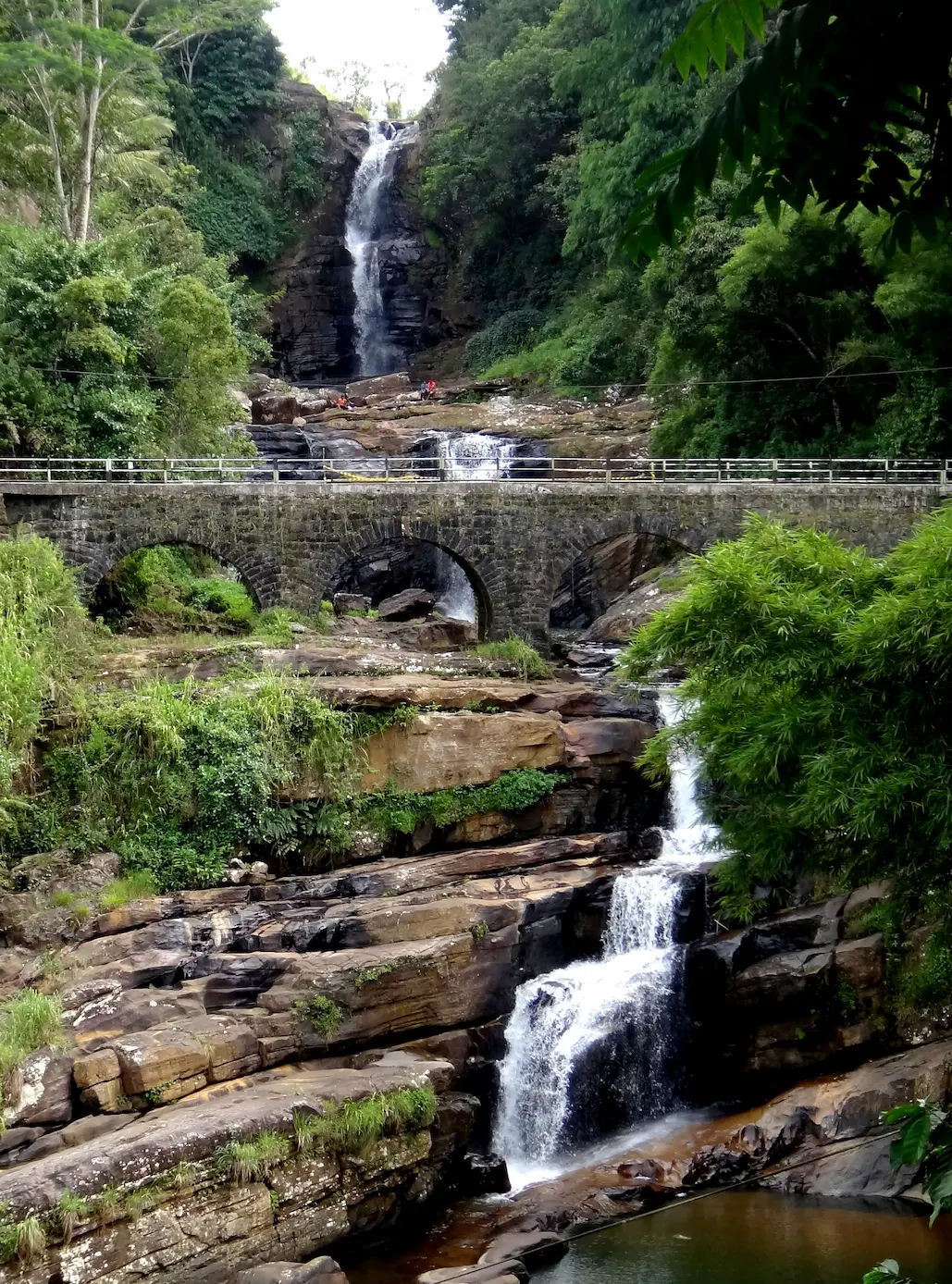 Kadiyallena: Three arches and a mountain of white water.